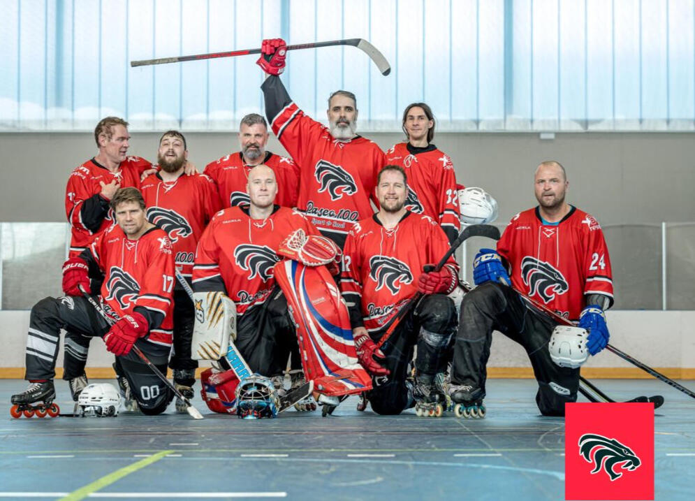 Foto de equipo con jugadores de hockey sobre patines. Fuengirola LIONS. Latin Team.